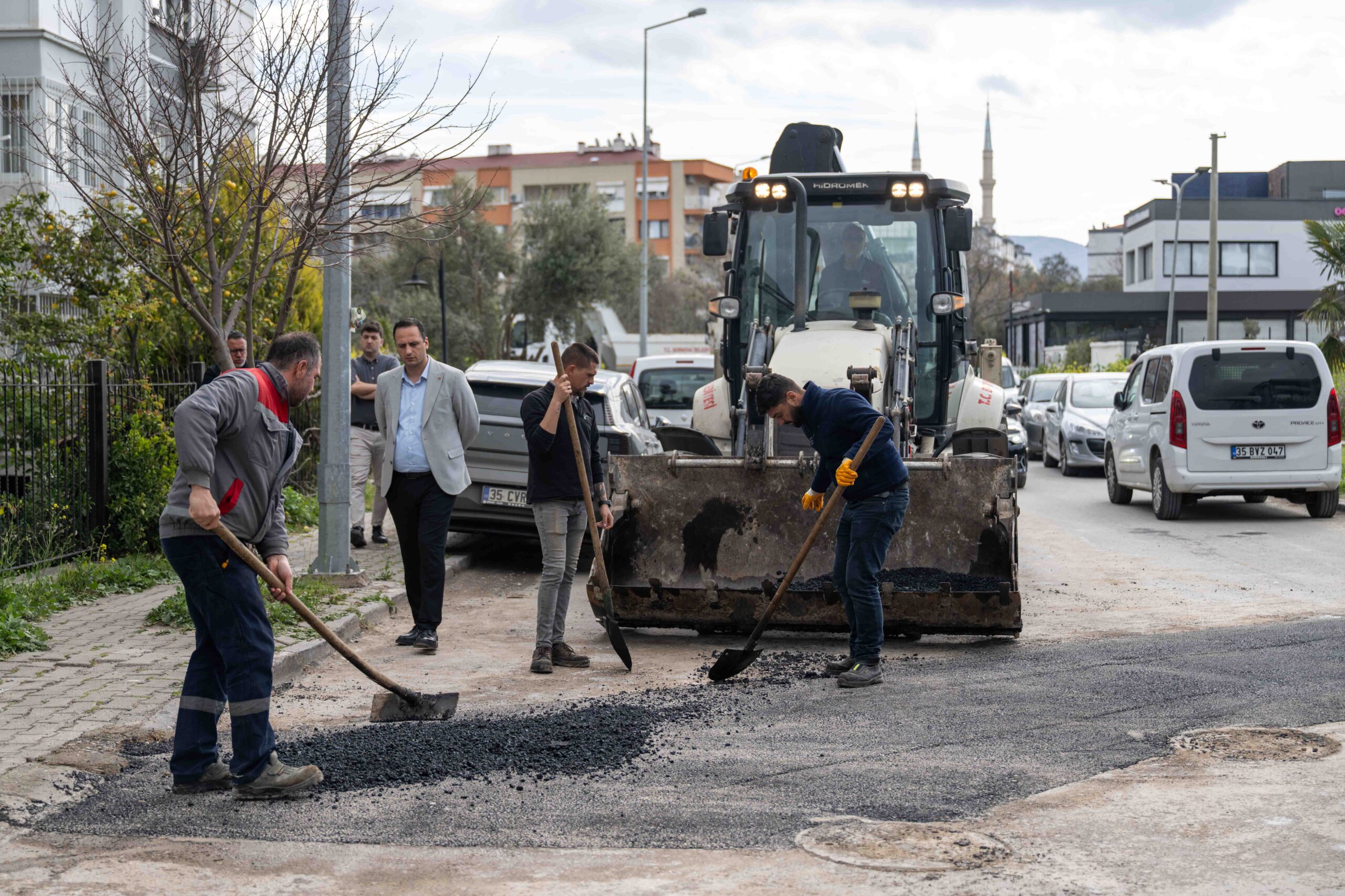 Bornova Belediye Başkanı Ömer Eşki, Evka-3 Mahallesi’nde yürütülen yol bakım