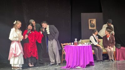 İzmir’de düzenlenen “Aynı Işığın Altında” Üniversite Tiyatro Festivali, farklı üniversitelerden