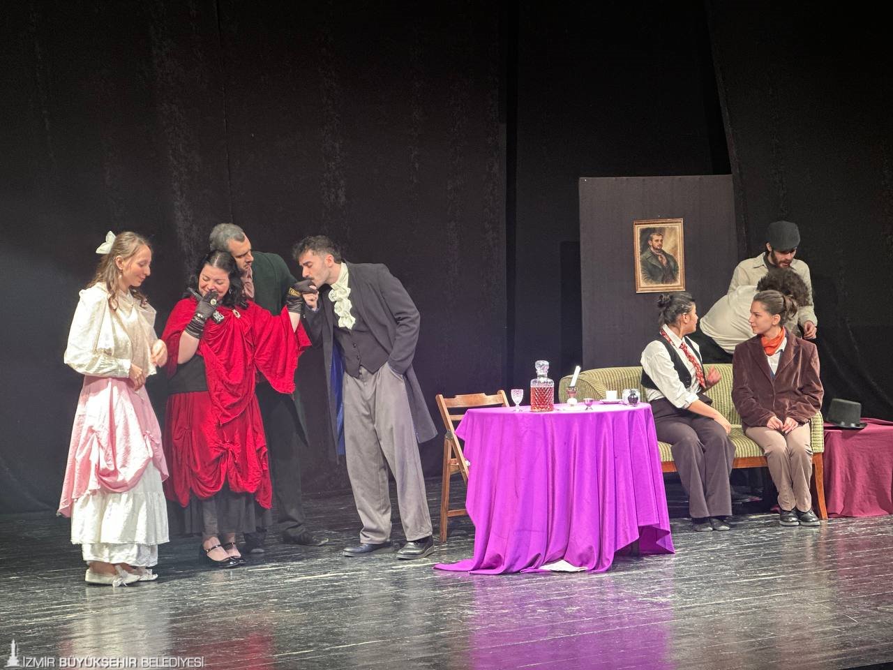 İzmir’de düzenlenen “Aynı Işığın Altında” Üniversite Tiyatro Festivali, farklı üniversitelerden