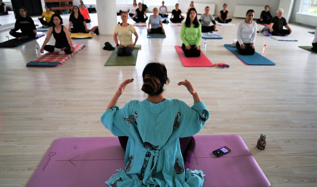Bornova Belediyesi’nin EVKA-3 Kadın Dünyası’nda düzenlediği yoga dersleri 60 kadının