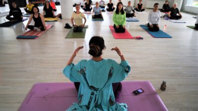 Bornova Belediyesi’nin EVKA-3 Kadın Dünyası’nda düzenlediği yoga dersleri 60 kadının