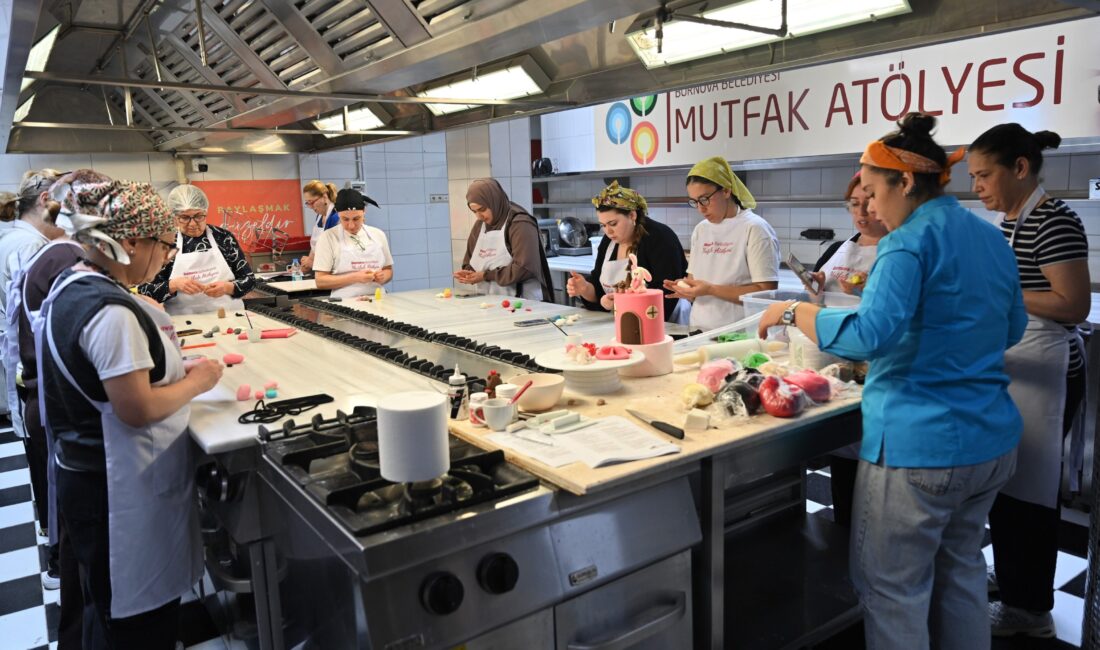 Bornova Belediyesi’nin mutfak atölyeleriyle katılımcılar yeni beceriler kazanırken, 23 Nisan’a