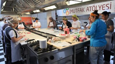 Bornova Belediyesi’nin mutfak atölyeleriyle katılımcılar yeni beceriler kazanırken, 23 Nisan’a