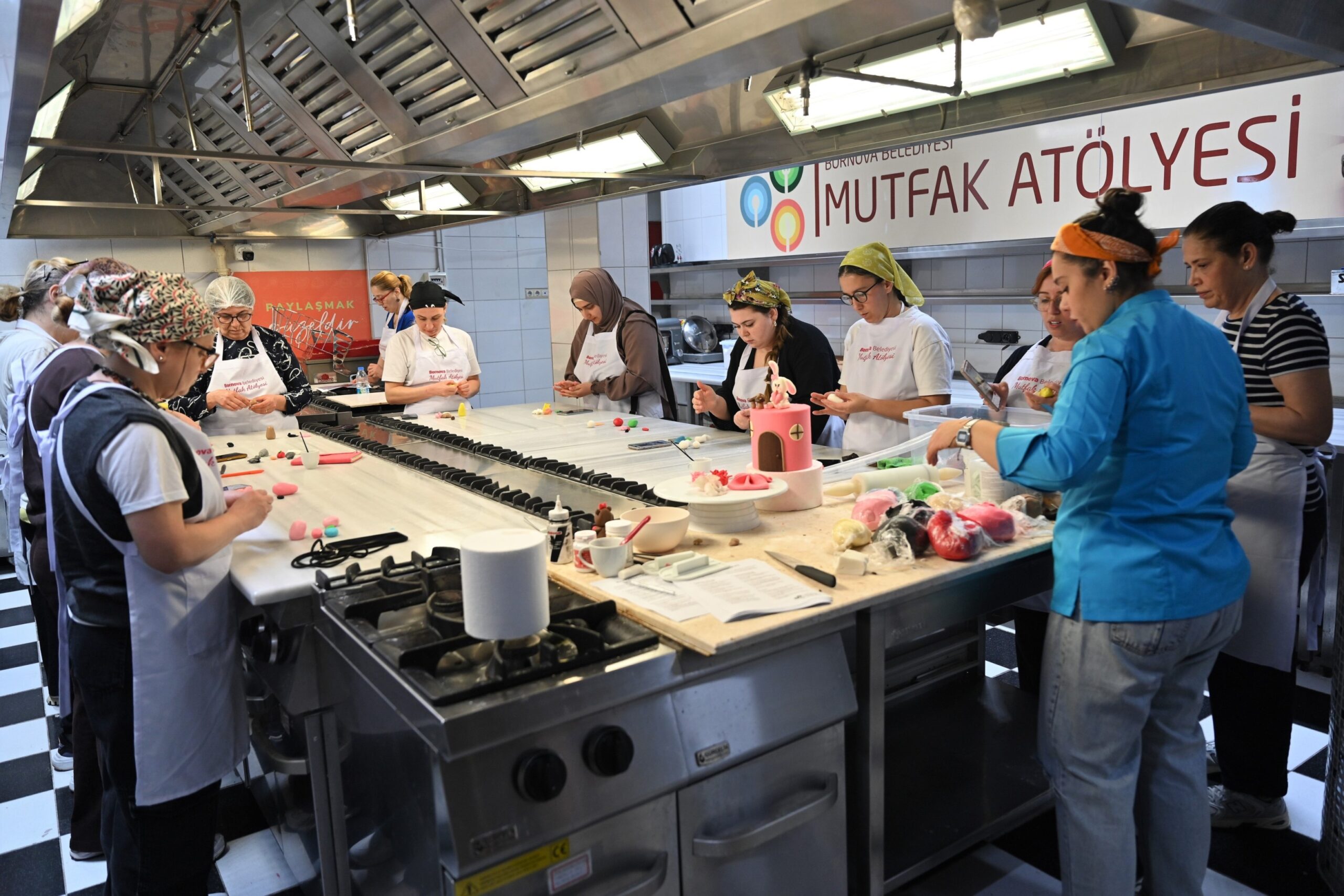 Bornova Belediyesi’nin mutfak atölyeleriyle katılımcılar yeni beceriler kazanırken, 23 Nisan’a