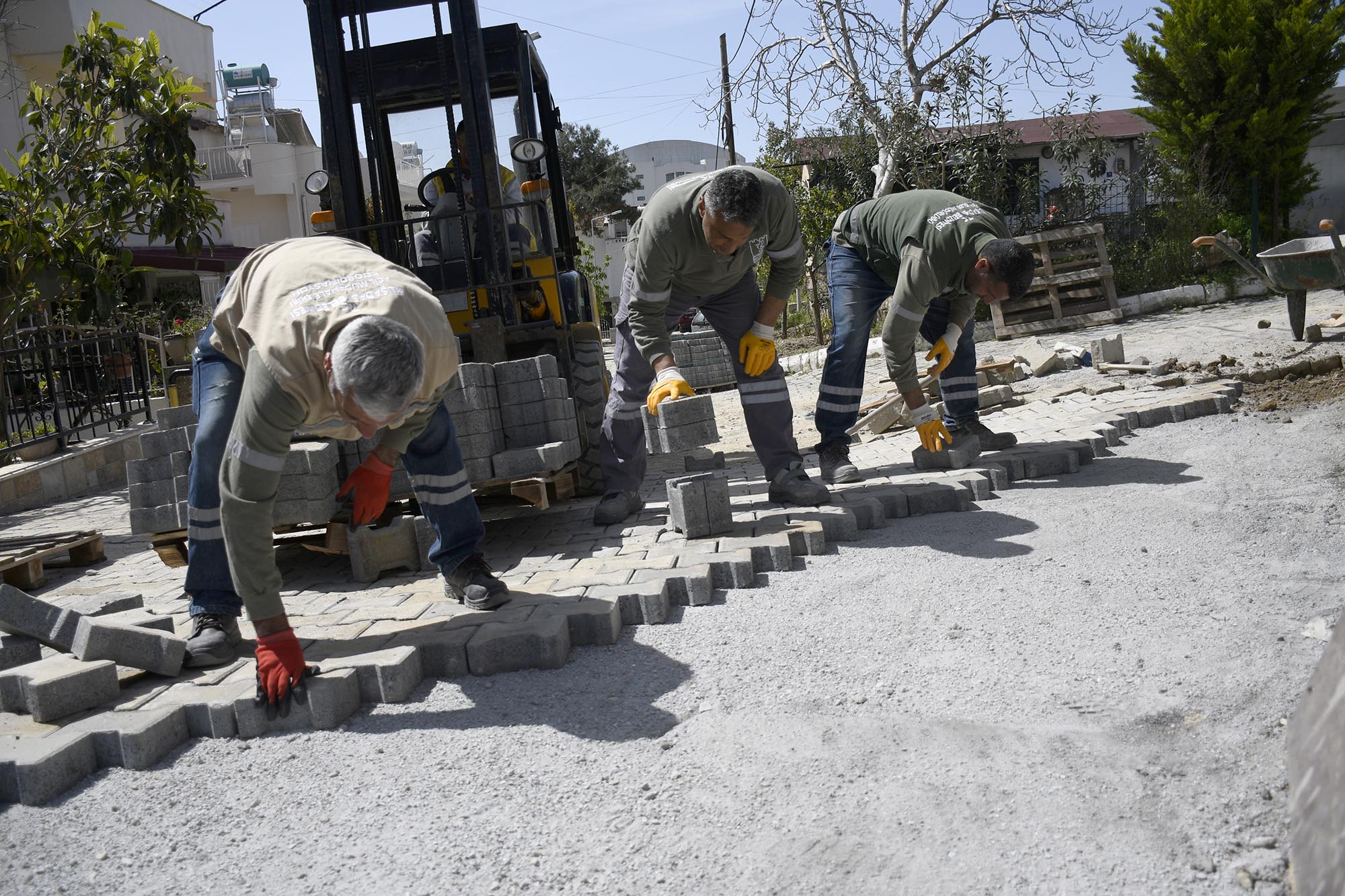 Kuşadası Belediyesi, turizm sezonu öncesi kent genelinde başlattığı bakım ve