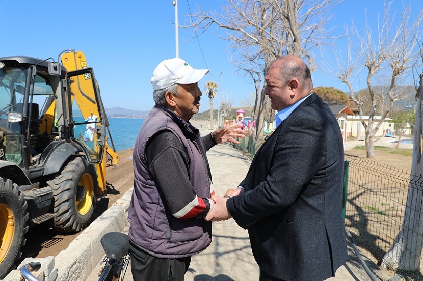 Menderes Belediye Başkanı İlkay Çiçek, sahada gerçekleştirilen çalışmaları gezip bilgi