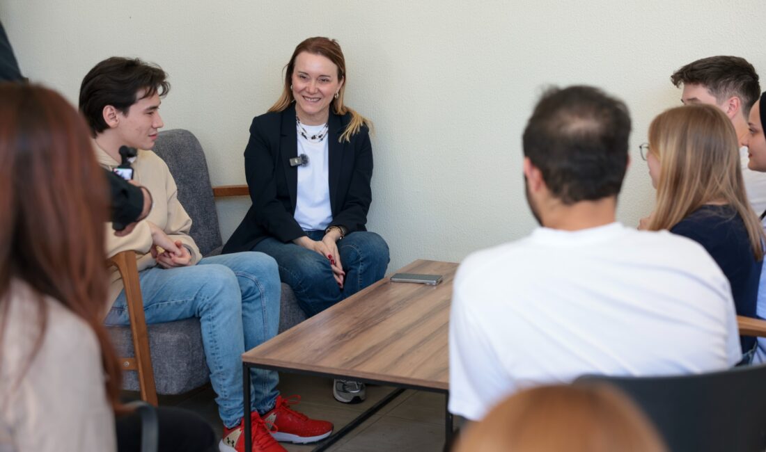 Konak Belediye Başkanı Nilüfer Çınarlı Mutlu, Ferdi Zeyrek Gençlik Merkezi’nde