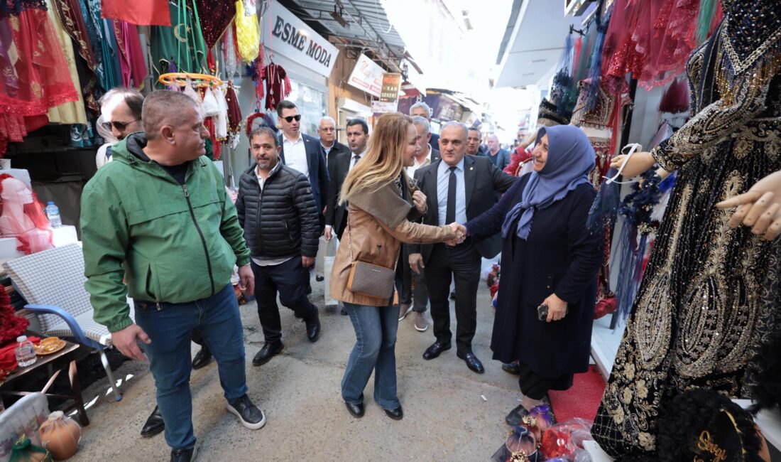 Konak Belediye Başkanı Nilüfer Çınarlı Mutlu, Tarihi Kemeraltı Çarşısı’nda esnaf