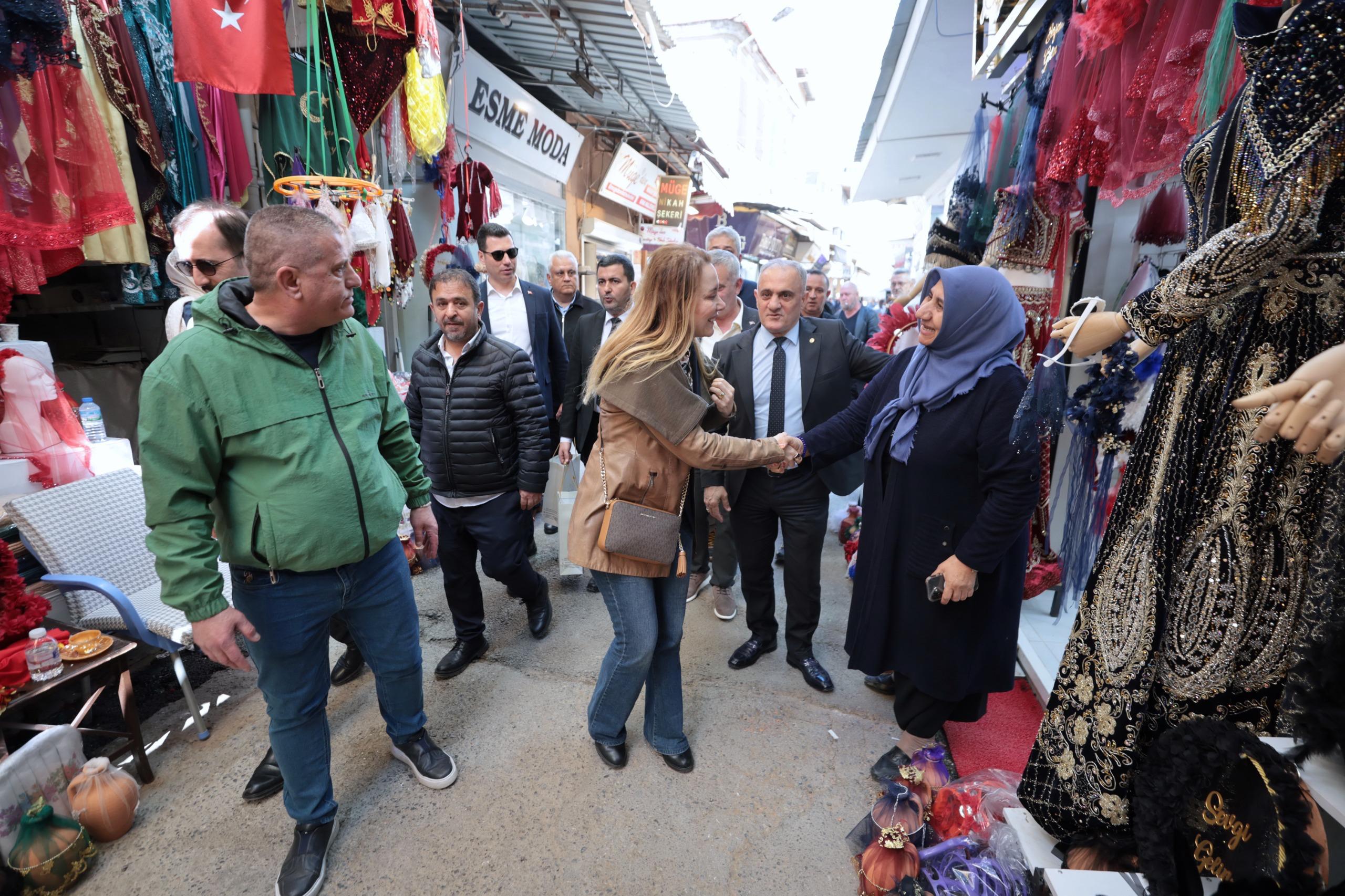 Konak Belediye Başkanı Nilüfer Çınarlı Mutlu, Tarihi Kemeraltı Çarşısı’nda esnaf