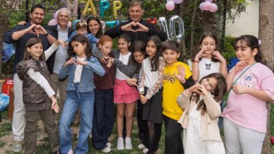 İzmir Büyükşehir Belediye Başkanı Cemil Tugay, yenilenen Hasanağa Bahçesi’nde vatandaşlarla