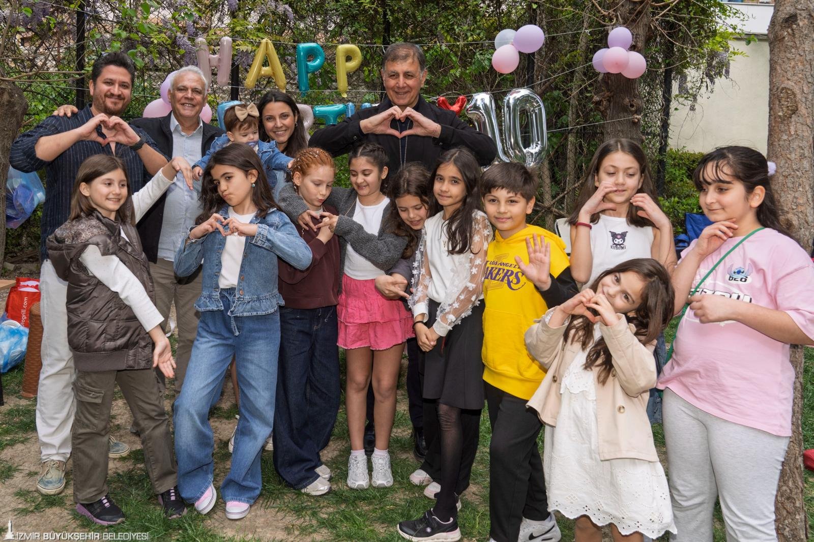 İzmir Büyükşehir Belediye Başkanı Cemil Tugay, yenilenen Hasanağa Bahçesi’nde vatandaşlarla
