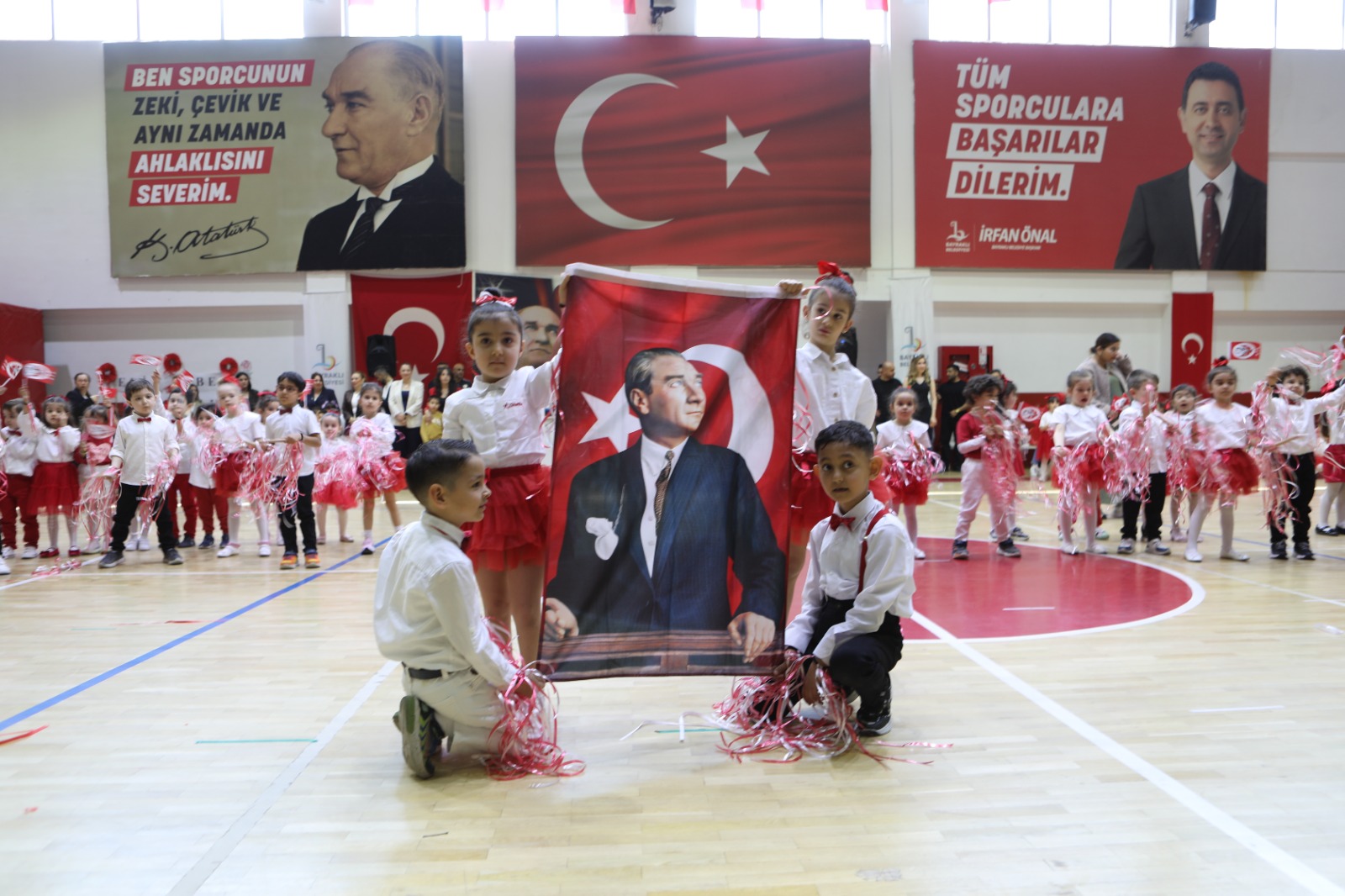 Bayraklı Belediyesi’nin düzenlediği etkinliklerle 23 Nisan coşkusu ilçede günler öncesinden