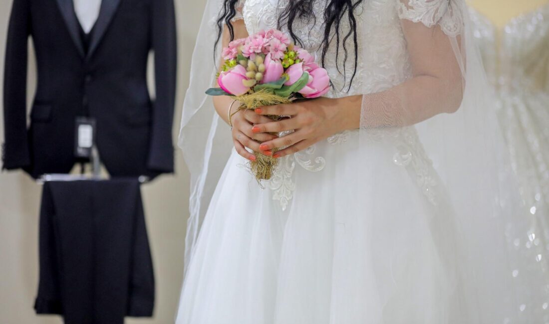 Bayraklı Belediyesi’nin “Gelinlik ve Damatlık Evi” projesiyle evlilik hazırlığındaki çiftlere