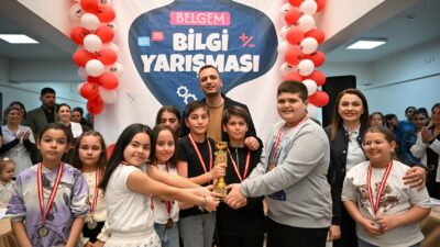 Bornova Belediyesi’nin düzenlediği bilgi yarışmasında 4. ve 5. sınıf öğrencileri
