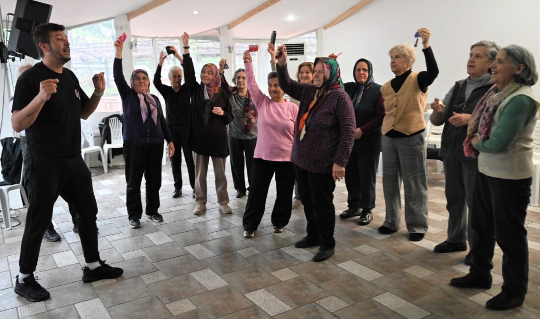 Bornova Belediyesi’nin Sağlıklı Yaş Alma Eğitim Programları kapsamında düzenlenen yaratıcı