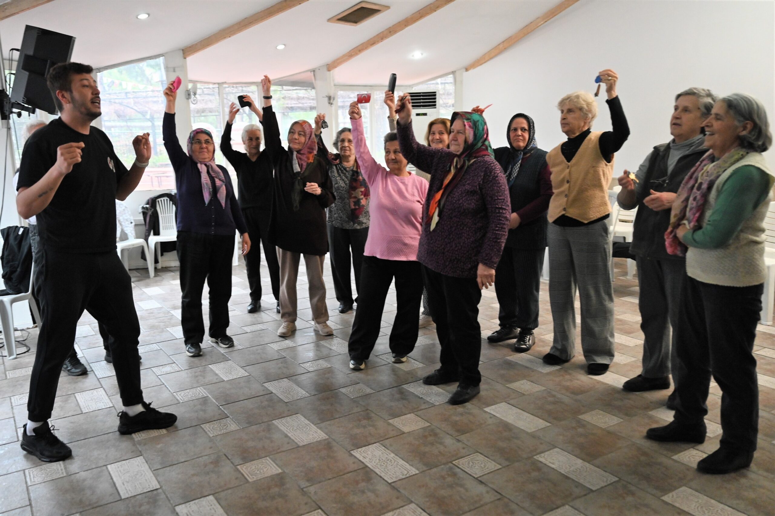 Bornova Belediyesi’nin Sağlıklı Yaş Alma Eğitim Programları kapsamında düzenlenen yaratıcı