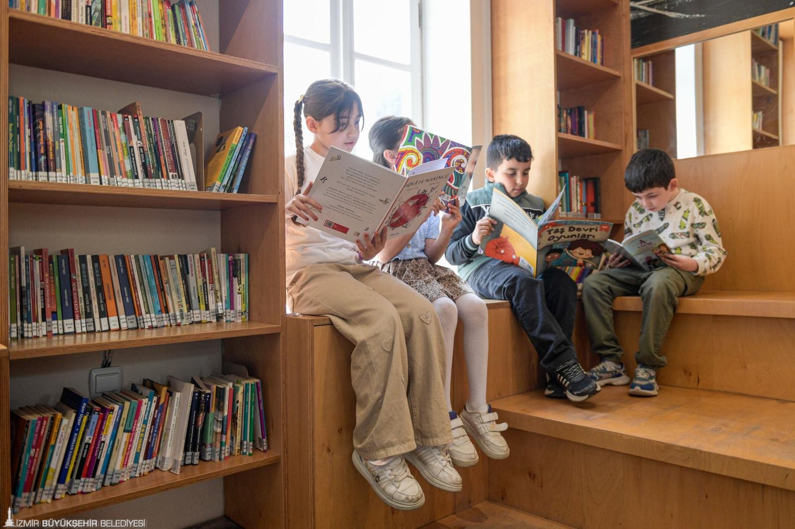 İzmir Büyükşehir Belediyesi’nin Buca’da hizmet veren Işılay Saygın Çocuk Kütüphanesi,