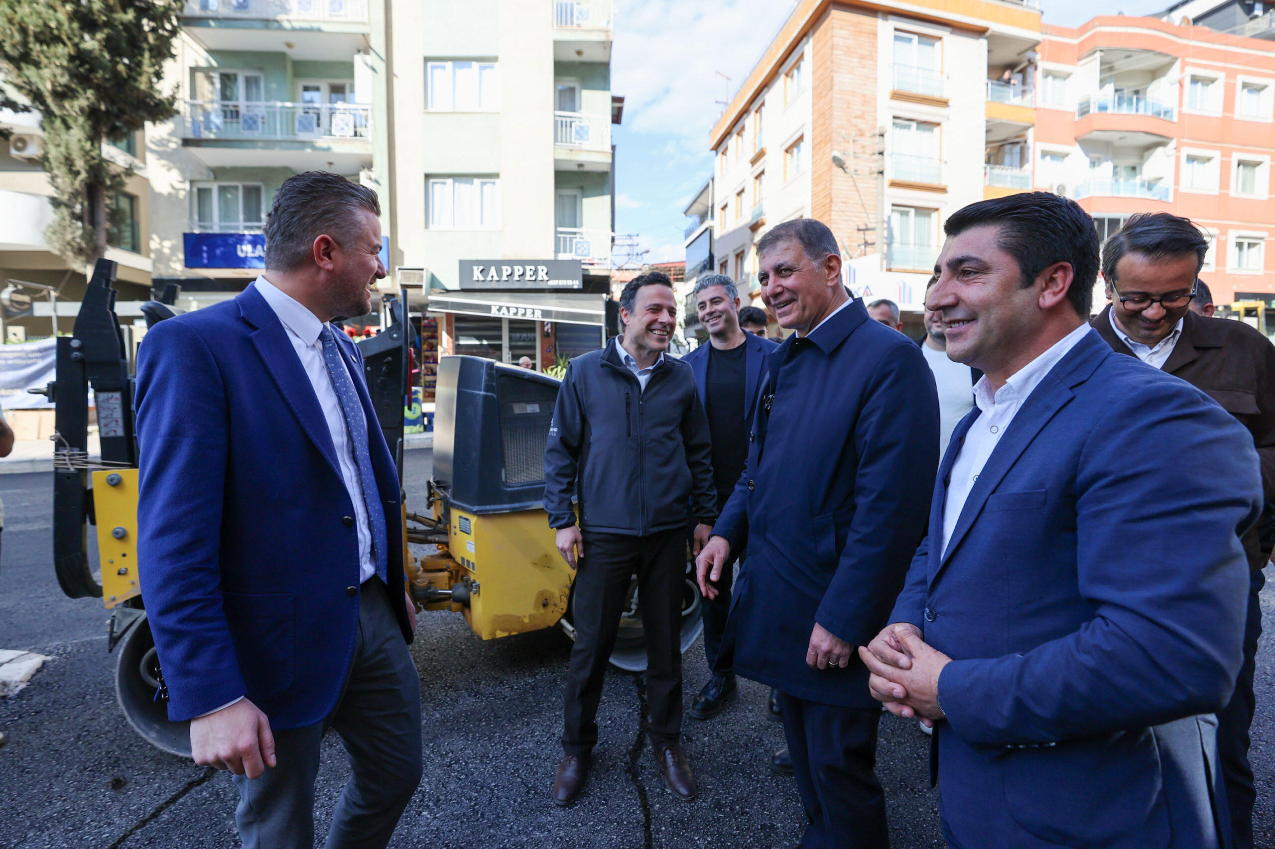 İzmir Büyükşehir Belediyesi ve Buca Belediyesi, ilçede yürütülen asfalt serim