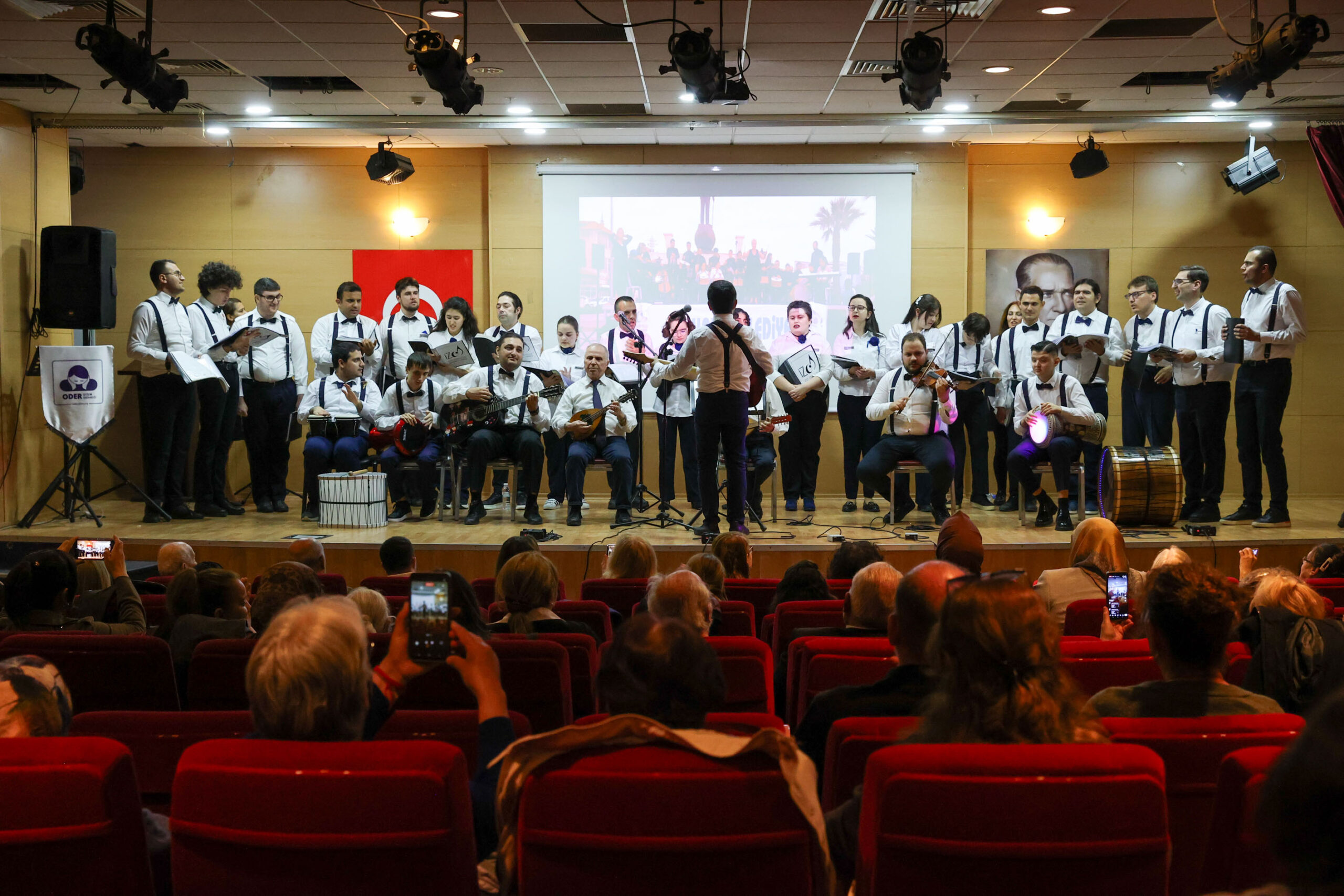 Buca Belediyesi’nin ev sahipliğinde düzenlenen Otizm Farkındalık Konseri’nde sahne alan