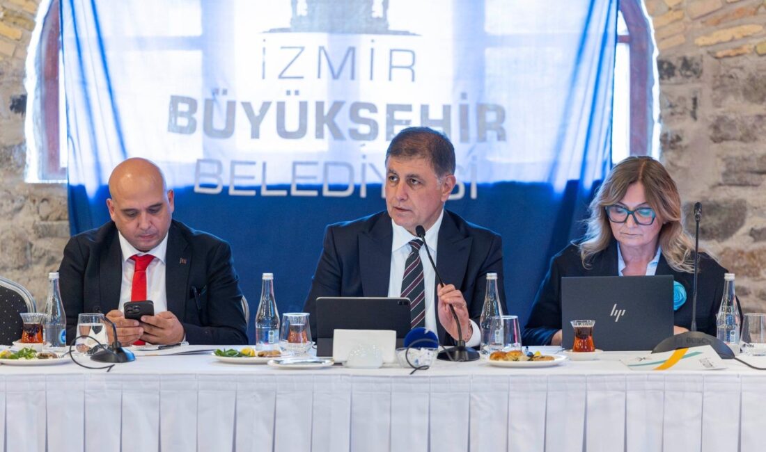 İzmir Büyükşehir Belediye Başkanı Cemil Tugay, turizm sektörüne su indirimi