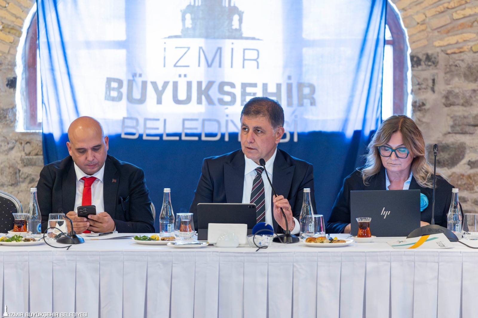 İzmir Büyükşehir Belediye Başkanı Cemil Tugay, turizm sektörüne su indirimi