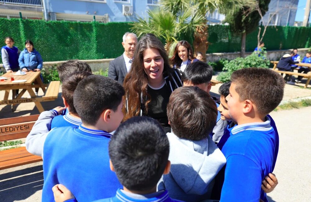 Çeşme Belediyesi, 28 okula 90 piknik masası ve 180 bank