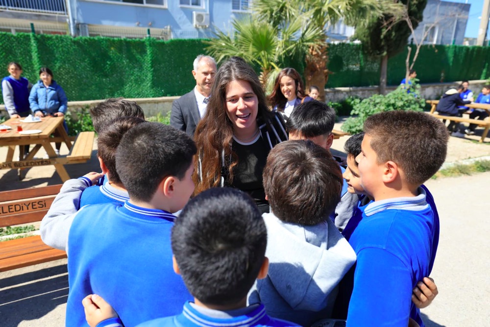 Çeşme Belediyesi, 28 okula 90 piknik masası ve 180 bank