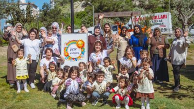 Kuşadası Belediyesi’nin Anne-Baba-Çocuk Merkezi’nde düzenlenen “Çiçek Atölyesi”, çocuklara hem eğlenceli
