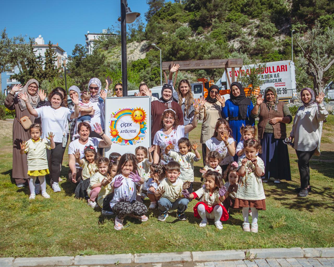Kuşadası Belediyesi’nin Anne-Baba-Çocuk Merkezi’nde düzenlenen “Çiçek Atölyesi”, çocuklara hem eğlenceli