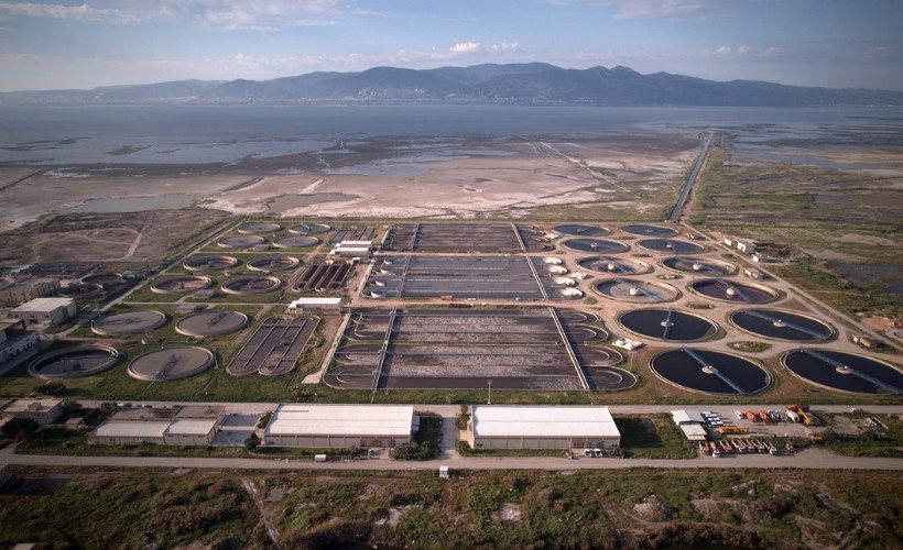 İzmir Çiğli Atıksu Arıtma Tesisi’nde çukura düşen atık toplama kamyonunun