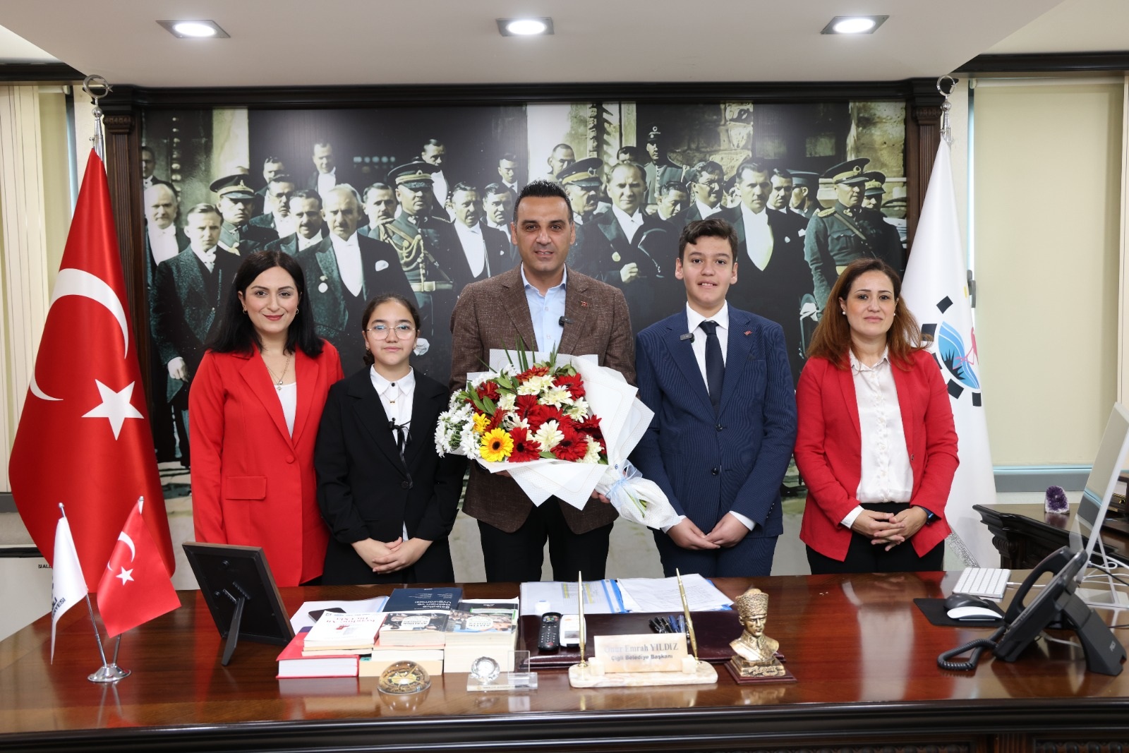 Çiğli Belediye Başkanı Onur Emrah Yıldız, 23 Nisan öncesinde başkanlık