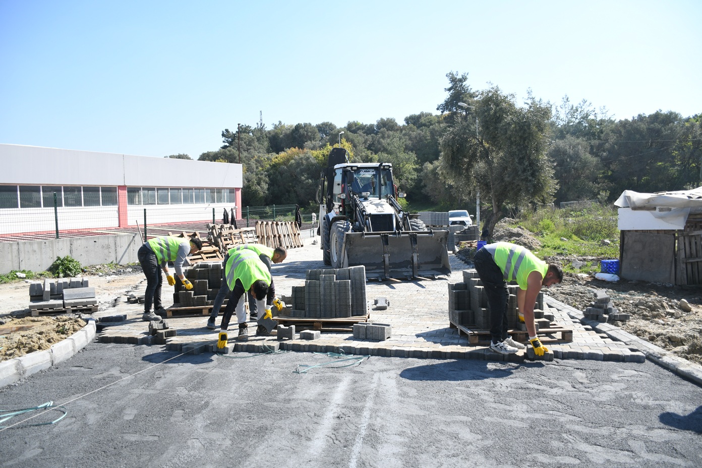 Kuşadası Belediyesi, kent genelinde sürdürdüğü yol yenileme çalışmalarına Değirmendere Mahallesi’nde