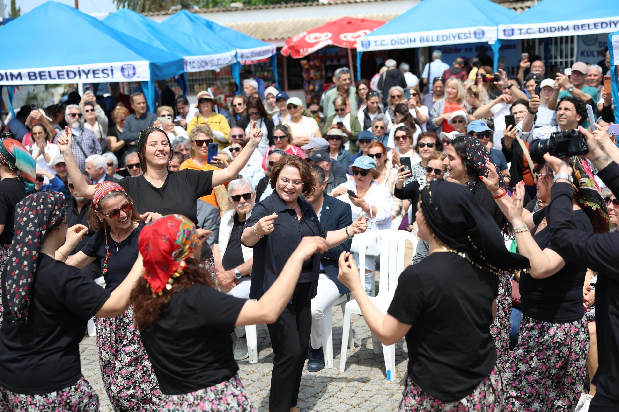 Didim Belediyesi, Turizm Haftası kapsamında düzenlediği etkinlikle tarihi Apollon Tapınağı