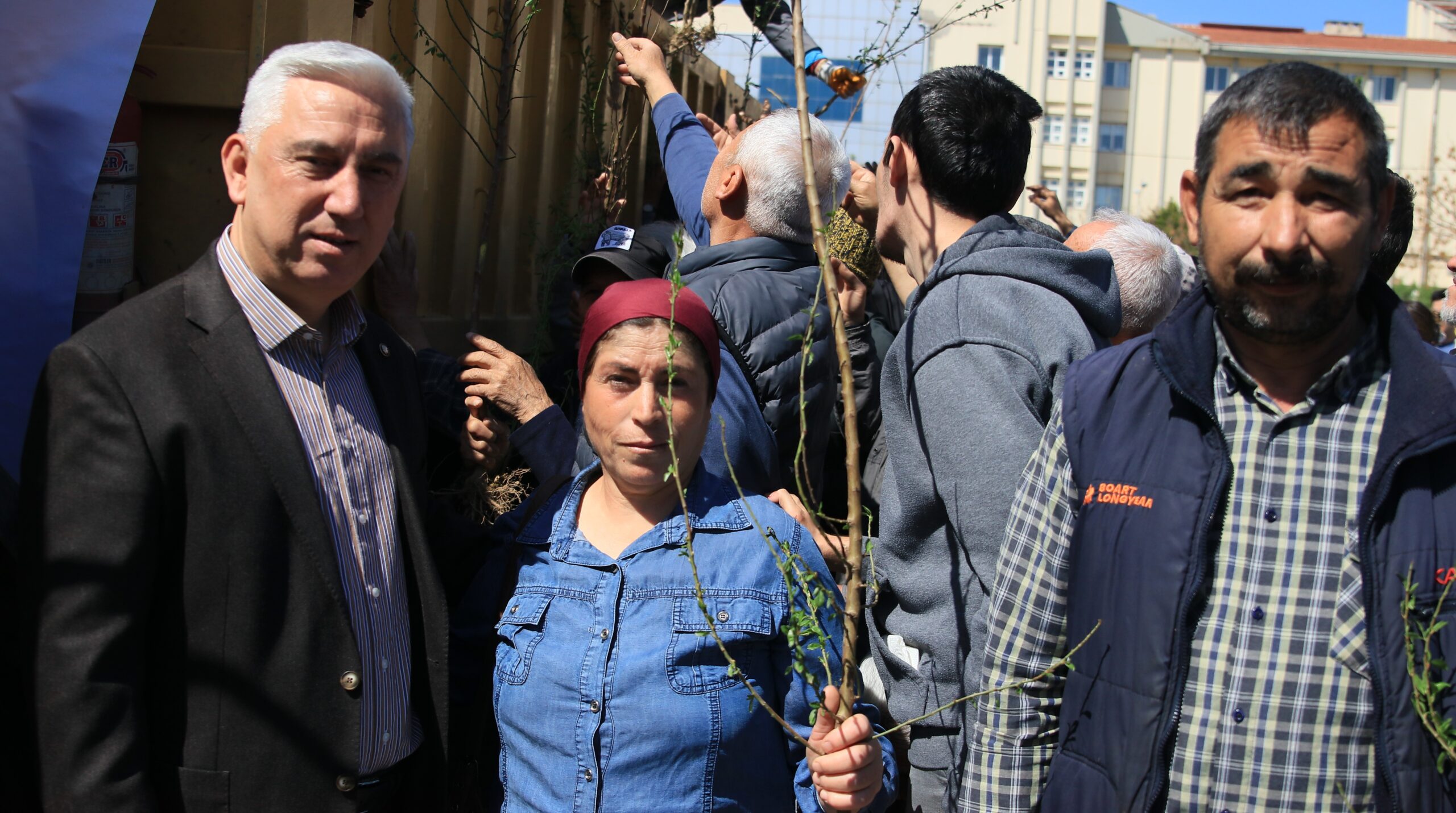 Bergama Belediyesi, kırsal kalkınma çalışmaları kapsamında 130 yabani ahlat ağacını
