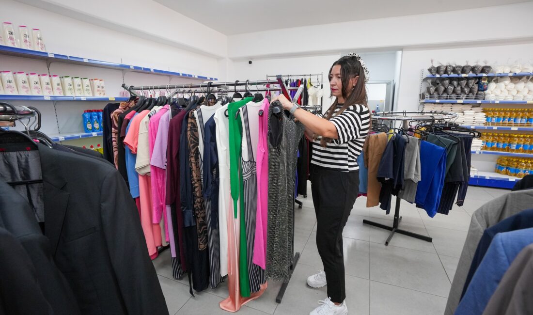 Gaziemir Belediyesi’nin Sosyal Market projesiyle 322 aileye düzenli destek sağlanıyor;