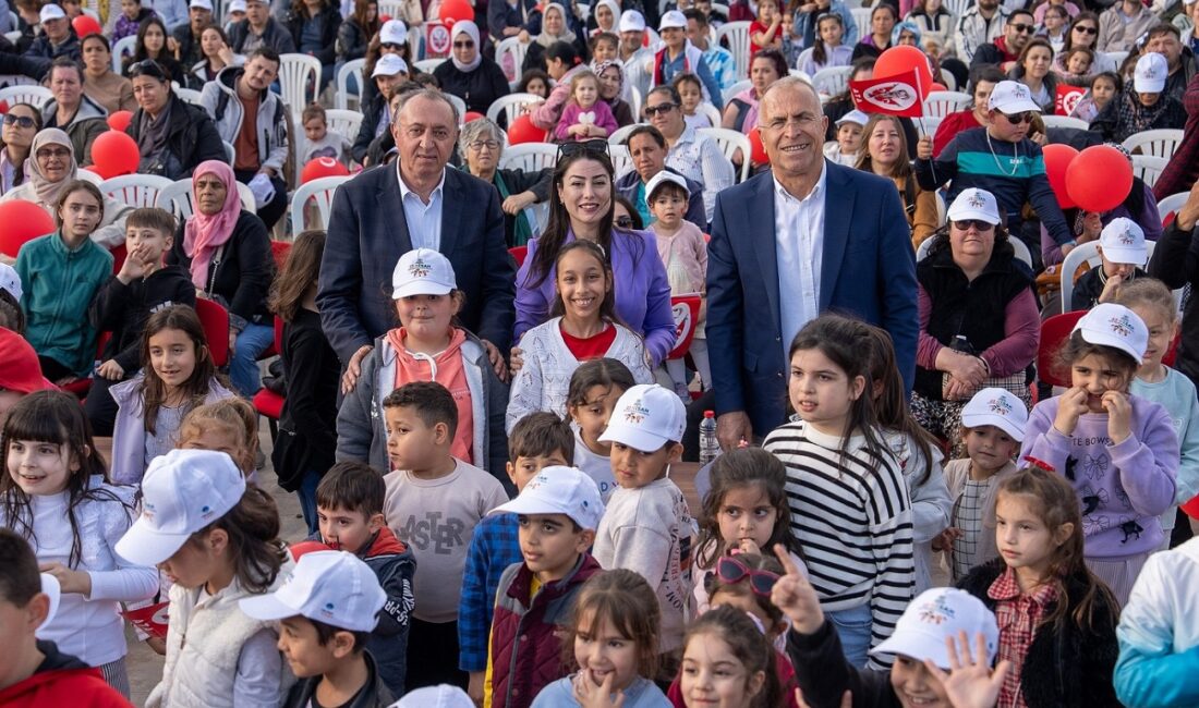 28. Gaziemir Ulusal Çocuk Şenliği başladı. Çocuklar Sarnıç Cumhuriyet Meydanı’nda