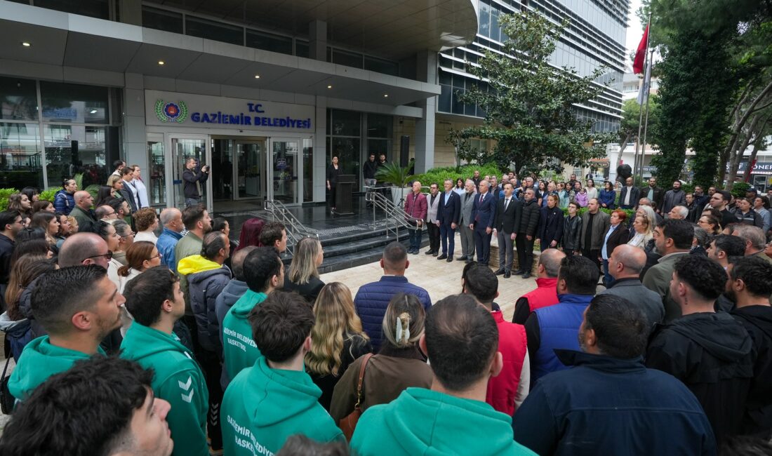 Gaziemir Belediyesi’nin düzenlediği törende, okullara yönelik saldırılarda yaşamını yitiren öğrenciler