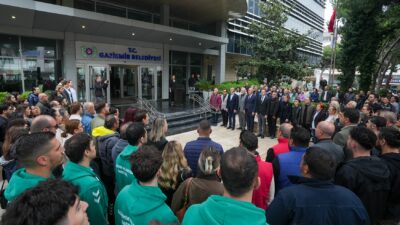Gaziemir Belediyesi’nin düzenlediği törende, okullara yönelik saldırılarda yaşamını yitiren öğrenciler