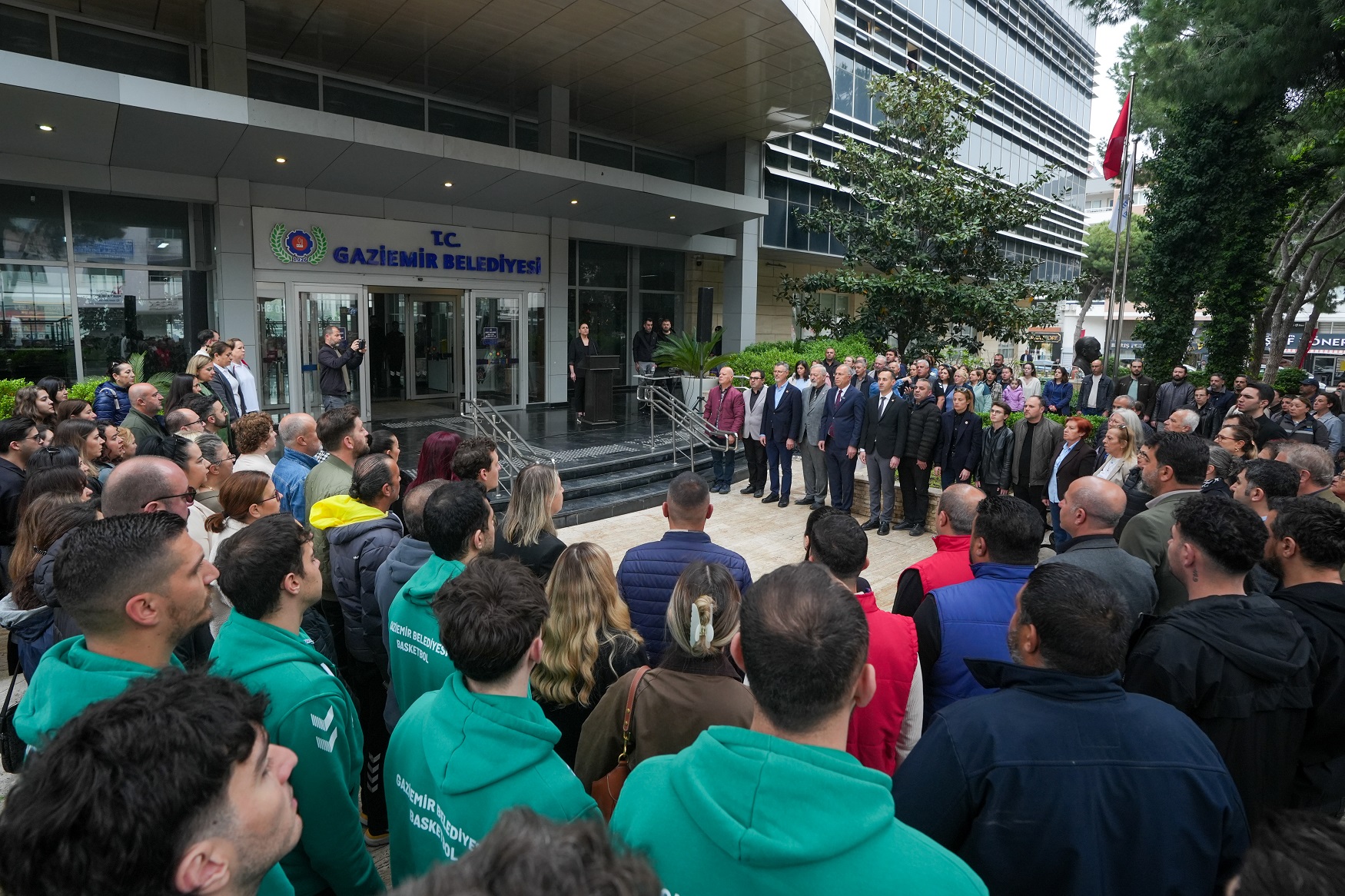 Gaziemir Belediyesi’nin düzenlediği törende, okullara yönelik saldırılarda yaşamını yitiren öğrenciler