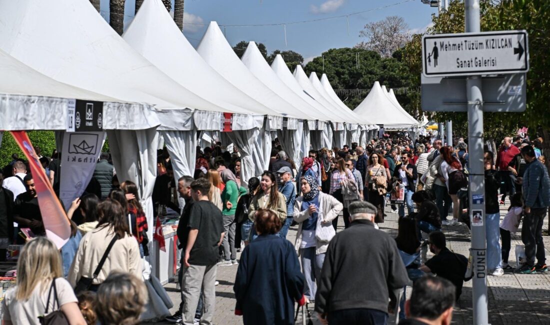 İZKİTAP - İzmir Kitap Fuarı, hafta sonunda da yoğun ilgi