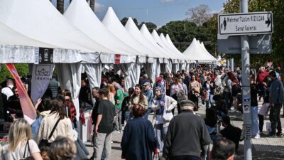 İZKİTAP - İzmir Kitap Fuarı, hafta sonunda da yoğun ilgi