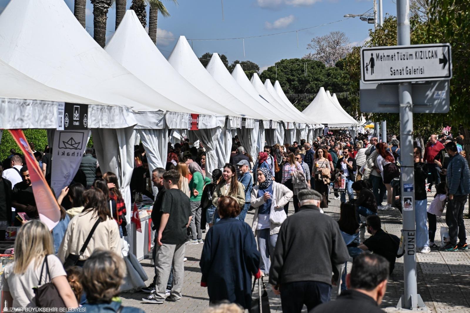 İZKİTAP - İzmir Kitap Fuarı, hafta sonunda da yoğun ilgi