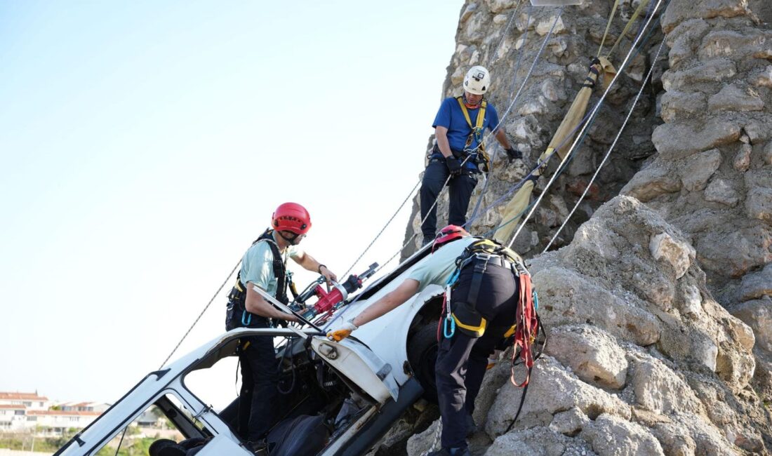 Gece dumanında saniyelerle yarıştılar, hayat kurtaran refleksler kazandılar... İzmir İtfaiyesi’nin
