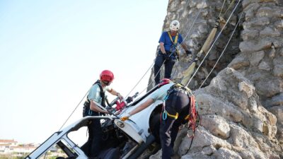 Gece dumanında saniyelerle yarıştılar, hayat kurtaran refleksler kazandılar... İzmir İtfaiyesi’nin