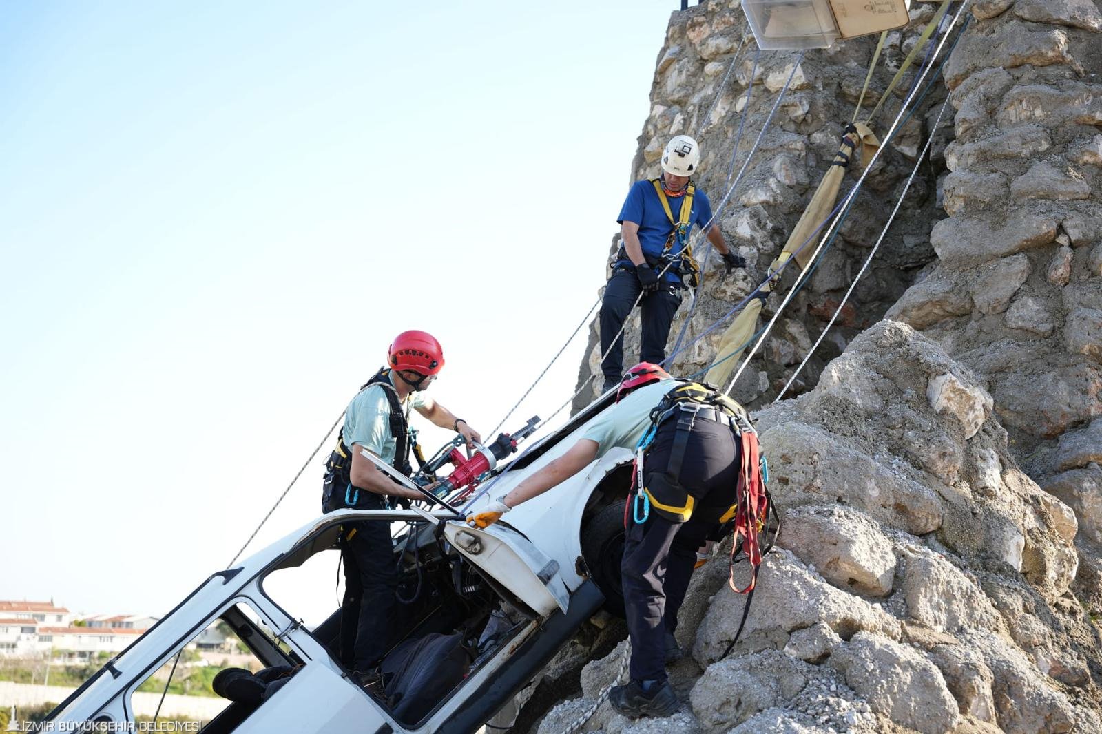 Gece dumanında saniyelerle yarıştılar, hayat kurtaran refleksler kazandılar... İzmir İtfaiyesi’nin
