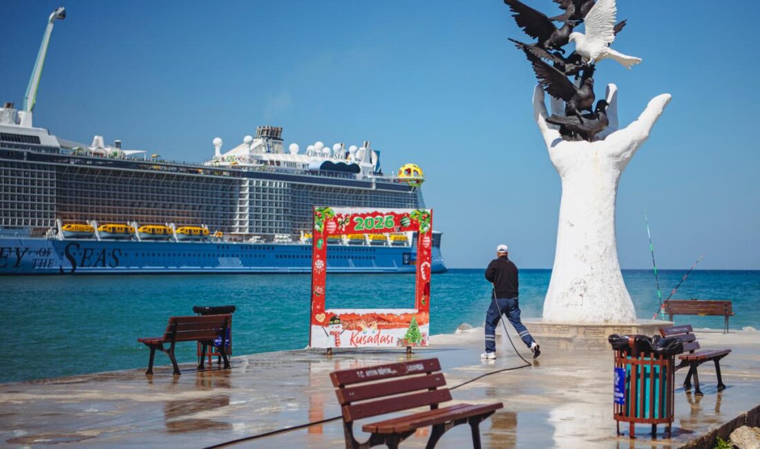 Kuşadası Belediyesi ekipleri, İsmail Cem Dostluk ve Barış Meydanı’nda gerçekleştirdiği