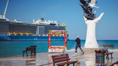 Kuşadası Belediyesi ekipleri, İsmail Cem Dostluk ve Barış Meydanı’nda gerçekleştirdiği