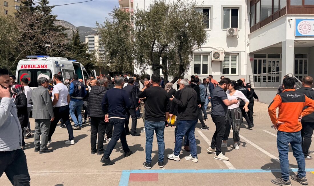 Kahramanmaraş’ta bir ortaokulda düzenlenen silahlı saldırı paniğe yol açtı. Okul