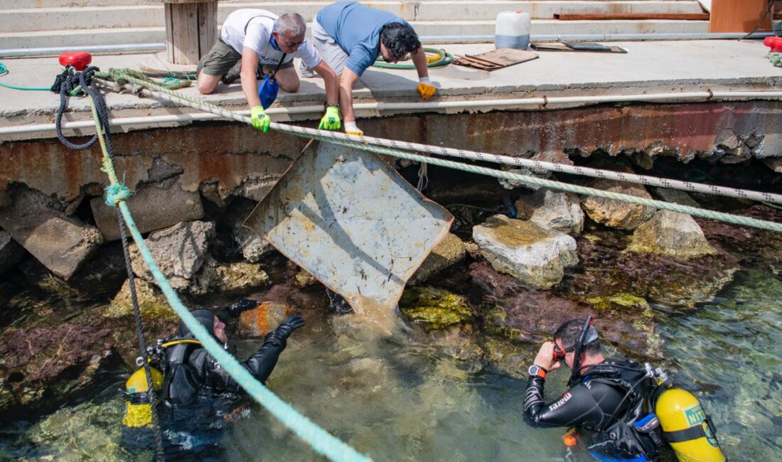 Kuşadası’nda gönüllülerin katılımıyla gerçekleştirilen kıyı ve deniz temizliği etkinliğinde 3
