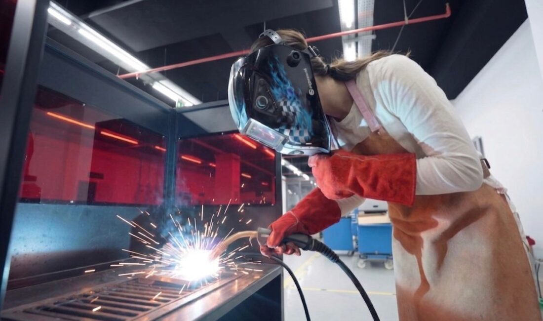 Konak Belediyesi’nin kadınlara yönelik düzenlediği, tabu yıkan mesleki kurslardan biri